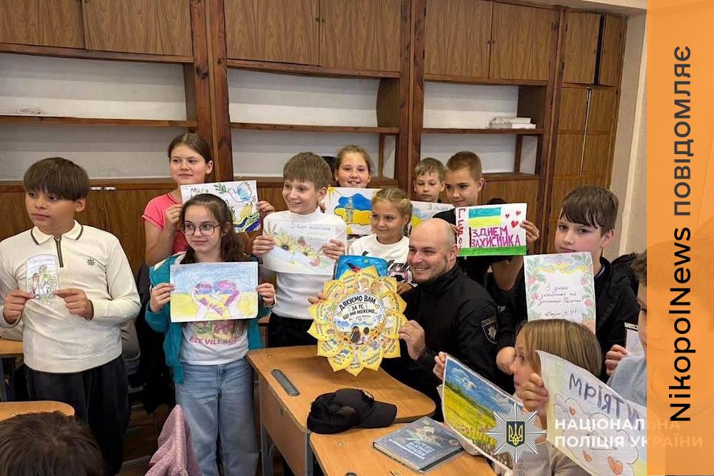 «У них вірять і їх чекають»: у Покрові школярі разом з поліцейськими підготували листівки для військових (фото)