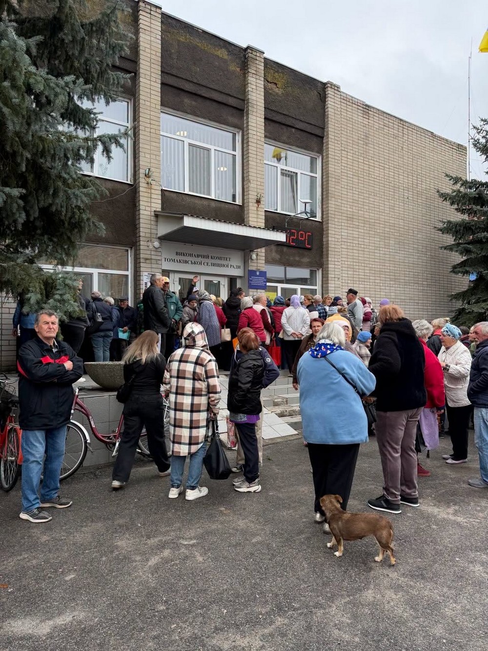 У Томаківці сьогодні роздали продуктові набори місцевим мешканцям та ВПО (фото, відео) (11) У Томаківці сьогодні роздали продуктові набори місцевим мешканцям та ВПО (фото, відео) (11)