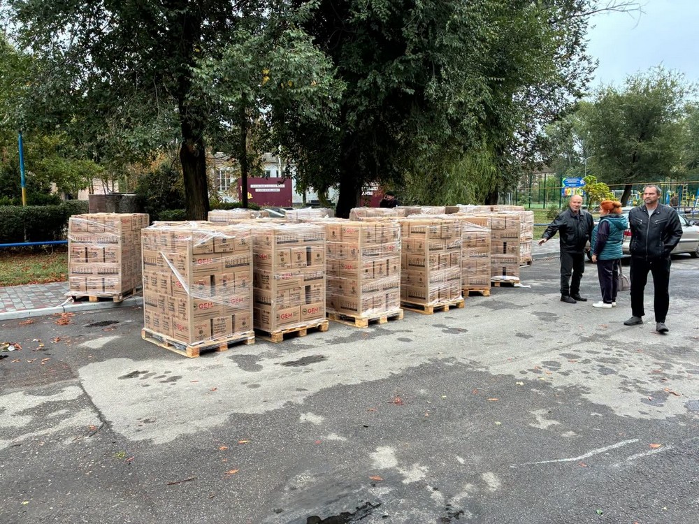 У Томаківці сьогодні роздали продуктові набори місцевим мешканцям та ВПО (фото, відео) (12) У Томаківці сьогодні роздали продуктові набори місцевим мешканцям та ВПО (фото, відео) (12)
