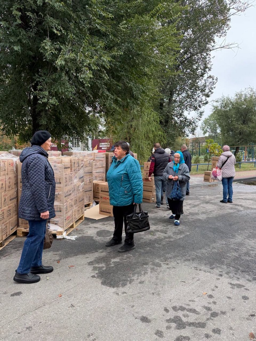 У Томаківці сьогодні роздали продуктові набори місцевим мешканцям та ВПО (фото, відео) (13) У Томаківці сьогодні роздали продуктові набори місцевим мешканцям та ВПО (фото, відео) (13)