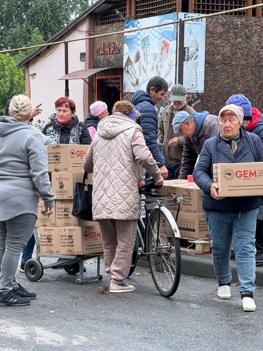 У Томаківці сьогодні роздали продуктові набори місцевим мешканцям та ВПО (фото, відео) (14) У Томаківці сьогодні роздали продуктові набори місцевим мешканцям та ВПО (фото, відео) (14)
