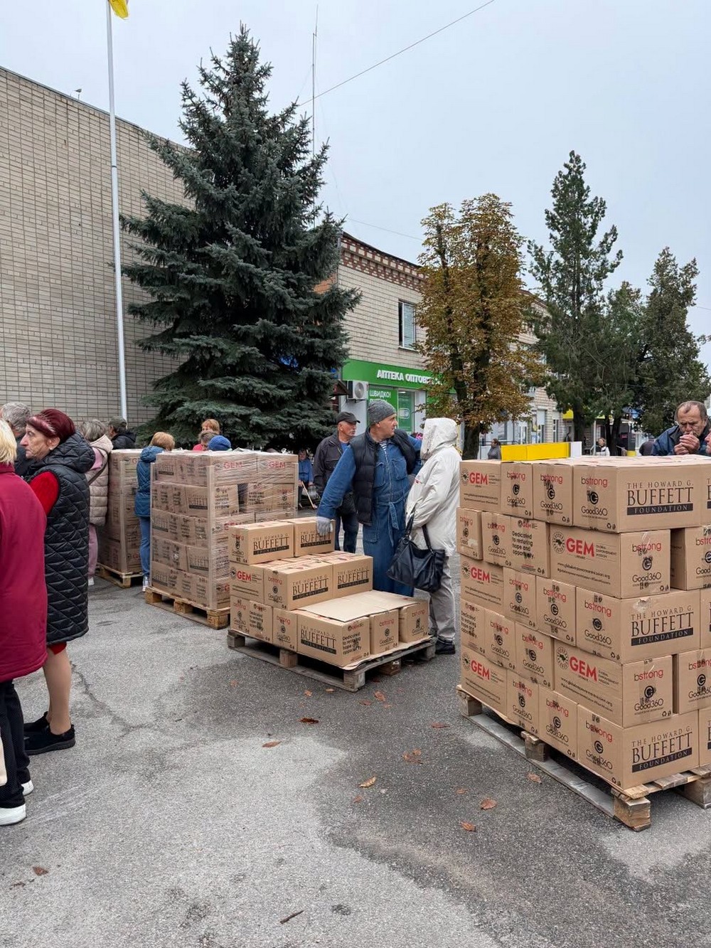 У Томаківці сьогодні роздали продуктові набори місцевим мешканцям та ВПО (фото, відео) (15) У Томаківці сьогодні роздали продуктові набори місцевим мешканцям та ВПО (фото, відео) (15)