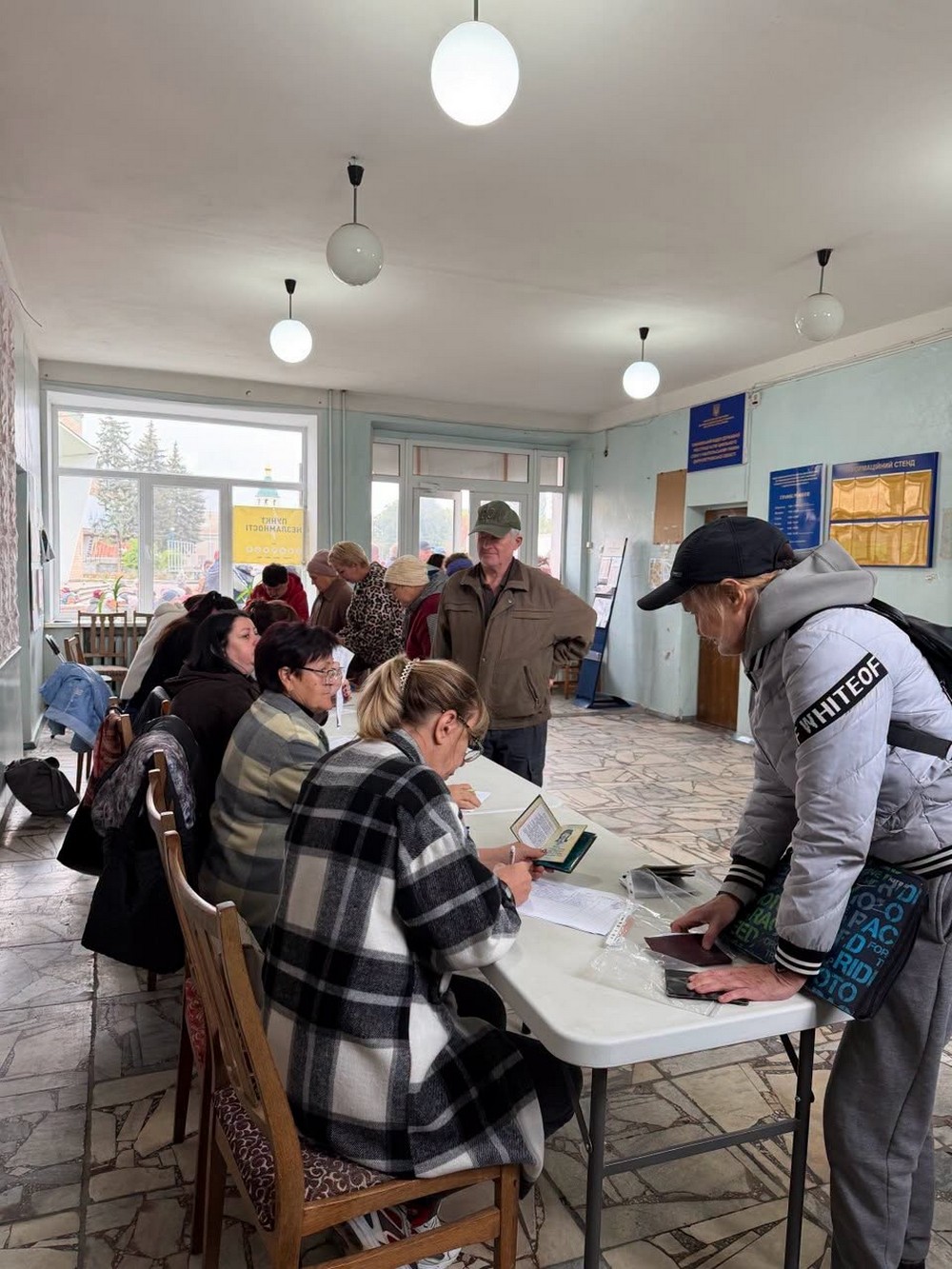 У Томаківці сьогодні роздали продуктові набори місцевим мешканцям та ВПО (фото, відео) (16) У Томаківці сьогодні роздали продуктові набори місцевим мешканцям та ВПО (фото, відео) (16)