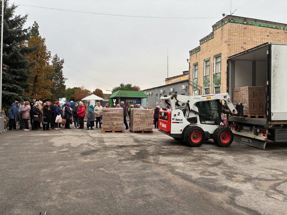 У Томаківці сьогодні роздали продуктові набори місцевим мешканцям та ВПО (фото, відео) (17) У Томаківці сьогодні роздали продуктові набори місцевим мешканцям та ВПО (фото, відео) (17)