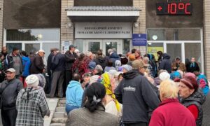 У Томаківці сьогодні роздали продуктові набори місцевим мешканцям та ВПО: (фото, відео)