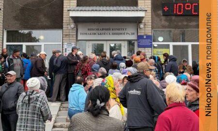 У Томаківці сьогодні роздали продуктові набори місцевим мешканцям та ВПО: (фото, відео)