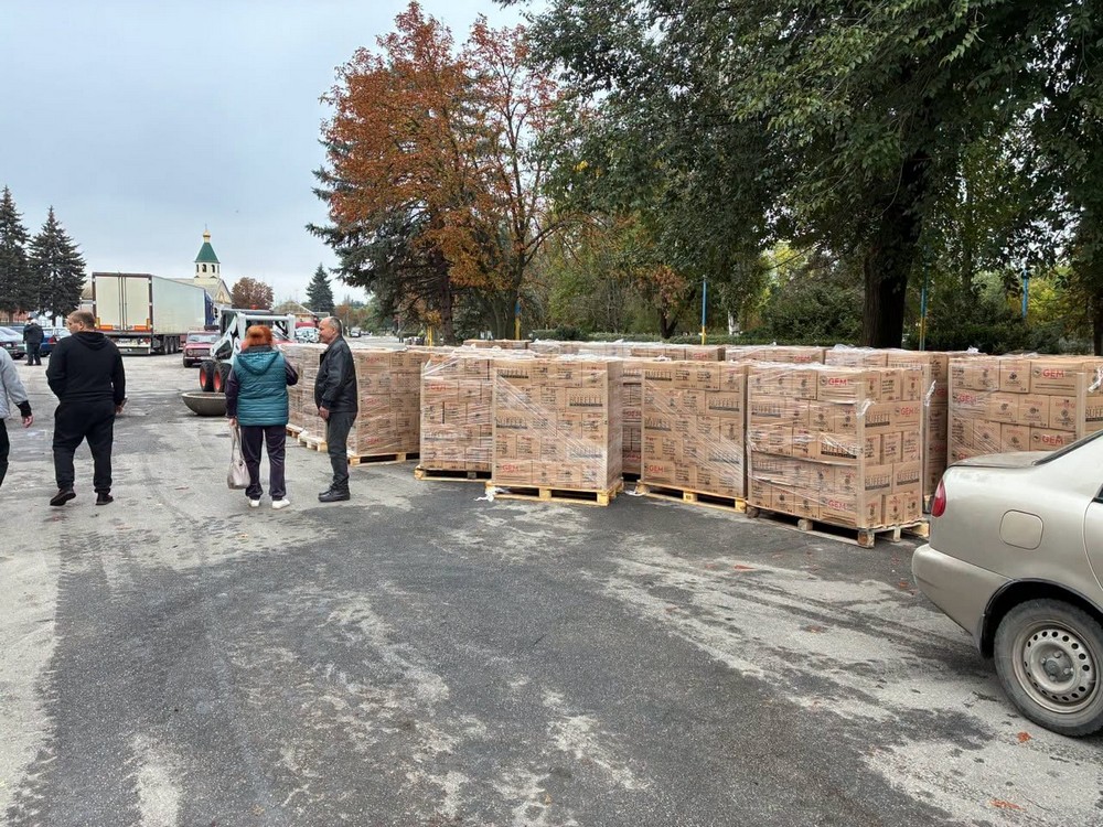 У Томаківці сьогодні роздали продуктові набори місцевим мешканцям та ВПО (фото, відео) (3) У Томаківці сьогодні роздали продуктові набори місцевим мешканцям та ВПО (фото, відео) (3)