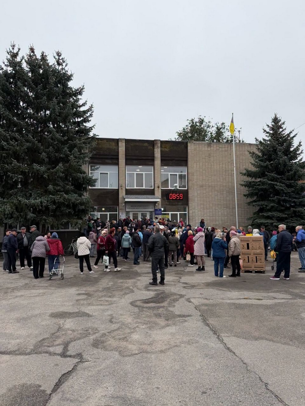 У Томаківці сьогодні роздали продуктові набори місцевим мешканцям та ВПО (фото, відео) (4) У Томаківці сьогодні роздали продуктові набори місцевим мешканцям та ВПО (фото, відео) (4)