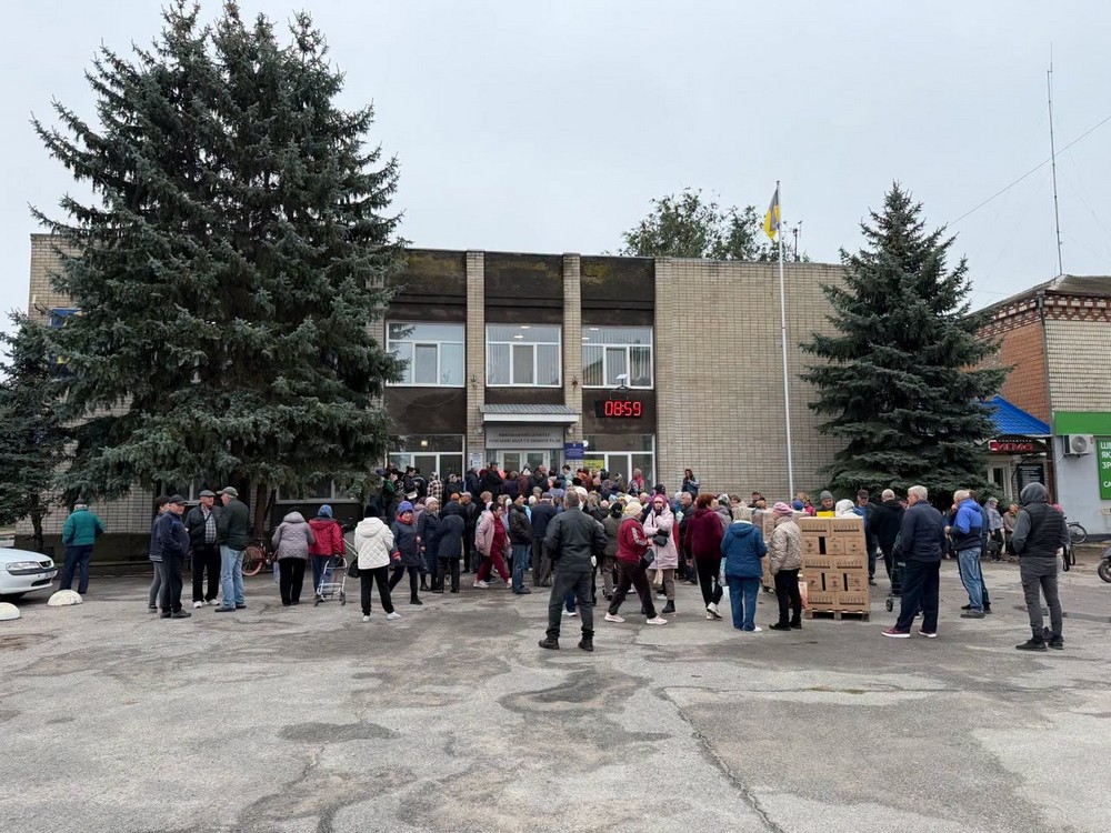У Томаківці сьогодні роздали продуктові набори місцевим мешканцям та ВПО (фото, відео) (5) У Томаківці сьогодні роздали продуктові набори місцевим мешканцям та ВПО (фото, відео) (5)