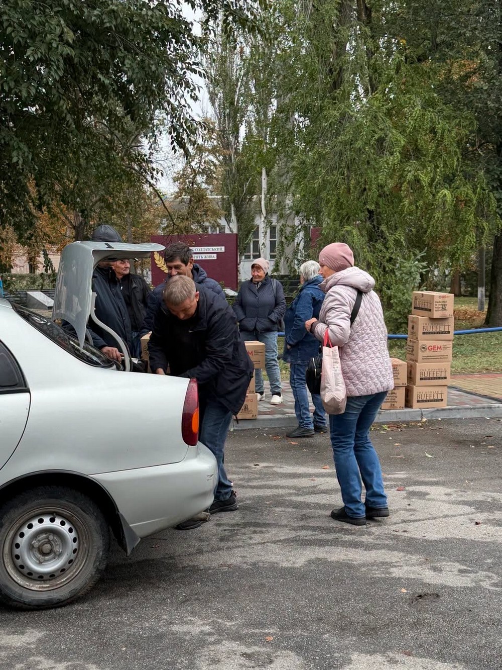 У Томаківці сьогодні роздали продуктові набори місцевим мешканцям та ВПО (фото, відео) (6) У Томаківці сьогодні роздали продуктові набори місцевим мешканцям та ВПО (фото, відео) (6)