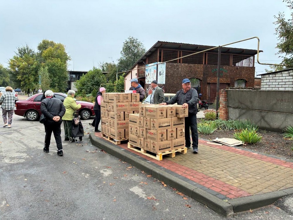У Томаківці сьогодні роздали продуктові набори місцевим мешканцям та ВПО (фото, відео) (9) У Томаківці сьогодні роздали продуктові набори місцевим мешканцям та ВПО (фото, відео) (9)