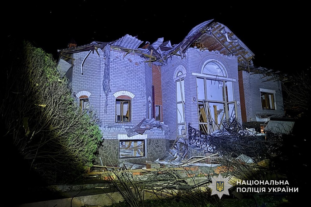 Вчора ввечері окупанти вдарили з артилерії по багатоповерхівкам і навчальному закладу у Нікополі. Били і по району. Вночі під масованим ударом росіян опинився Кривий Ріг. Т (1) Вчора ввечері окупанти вдарили з артилерії по багатоповерхівкам і навчальному закладу у Нікополі. Били і по району. Вночі під масованим ударом росіян опинився Кривий Ріг. Т (1)