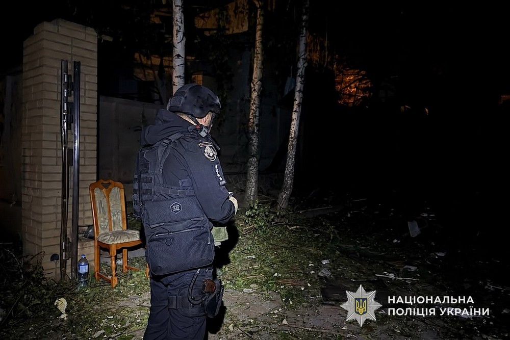 Вчора ввечері окупанти вдарили з артилерії по багатоповерхівкам і навчальному закладу у Нікополі. Били і по району. Вночі під масованим ударом росіян опинився Кривий Ріг. Т ( (7) Вчора ввечері окупанти вдарили з артилерії по багатоповерхівкам і навчальному закладу у Нікополі. Били і по району. Вночі під масованим ударом росіян опинився Кривий Ріг. Т ( (7)