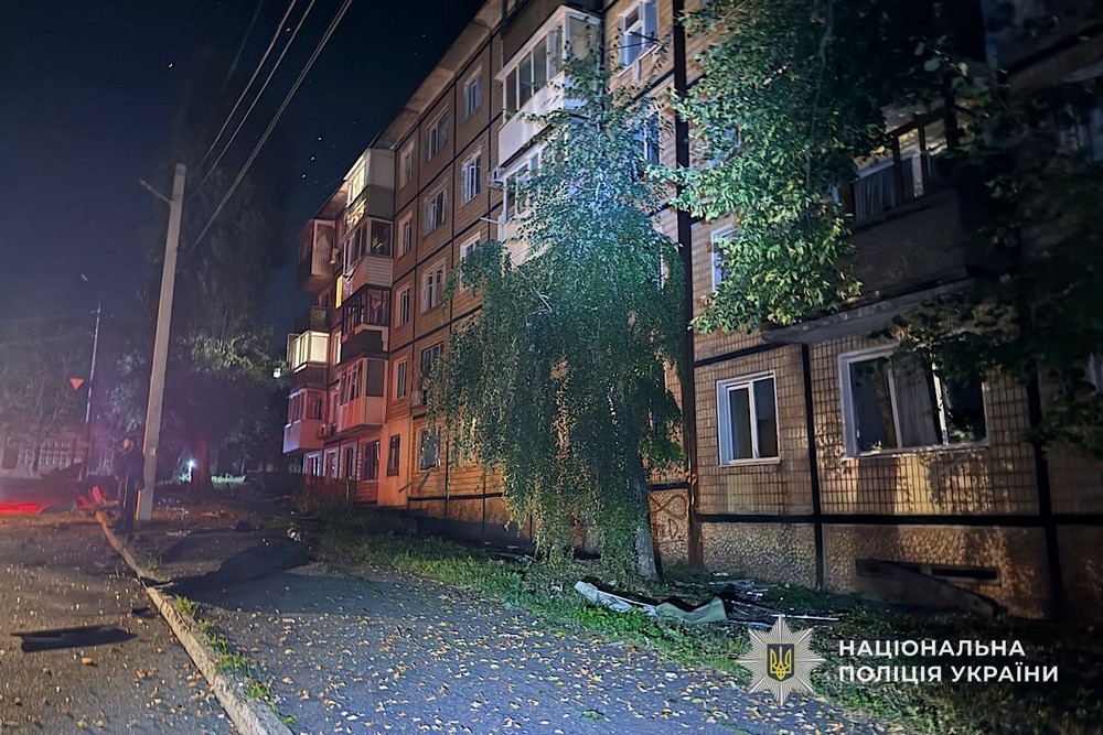 Вчора ввечері окупанти вдарили з артилерії по багатоповерхівкам і навчальному закладу у Нікополі. Били і по району. Вночі під масованим ударом росіян опинився Кривий Ріг. Т ( (9) Вчора ввечері окупанти вдарили з артилерії по багатоповерхівкам і навчальному закладу у Нікополі. Били і по району. Вночі під масованим ударом росіян опинився Кривий Ріг. Т ( (9)