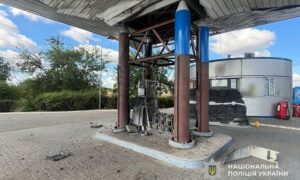 Ворог атакував Нікопольщину БпЛА та FPV-дронами, пошкоджено автошколу, є постраждала на Криворіжжі, під ударами була Синельниківщина — поліція (фото)