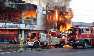 Ворог вдарив по ТЦ у Дніпрі: у поліції розповіли про наслідки атаки (фото)