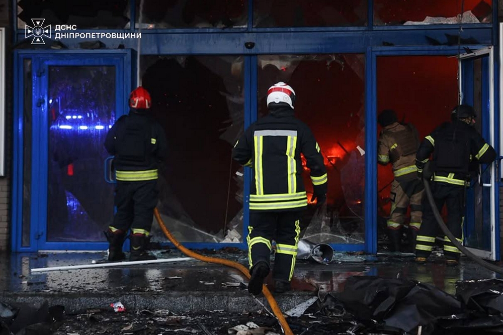 Ворог вдарив по ТЦ у Дніпрі8 Ворог вдарив по ТЦ у Дніпрі8