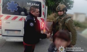«Не залишу тебе самого»: «Білі Янголи» евакуювали подружжя з Нікопольщини, яке жило під постійними атаками (відео, фото)