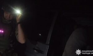 Намагалися виїхати самостійно, але наїхали на міну: на Нікопольщині «Білі янголи» евакуювали подружжя (відео)