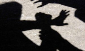 У Нікополі чоловік біля під’їзду схопив жінку за шию, а потім наздогнав і вдарив ногою: який вирок виніс суд