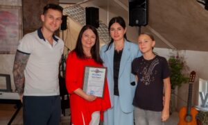 Заступниця голови Нікопольської РВА відвідала школу мистецтв «VIVAT KOROL» у Томаківці