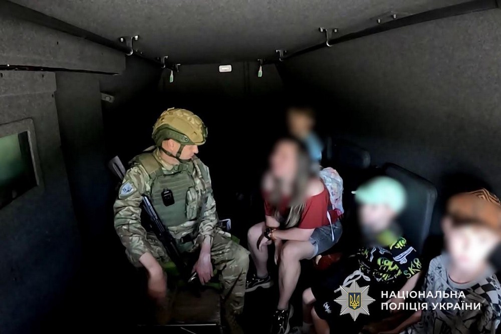 З Нікополя і Марганця евакуювали дві родини з дітьми: фото, відео З Нікополя і Марганця евакуювали дві родини з дітьми: фото, відео