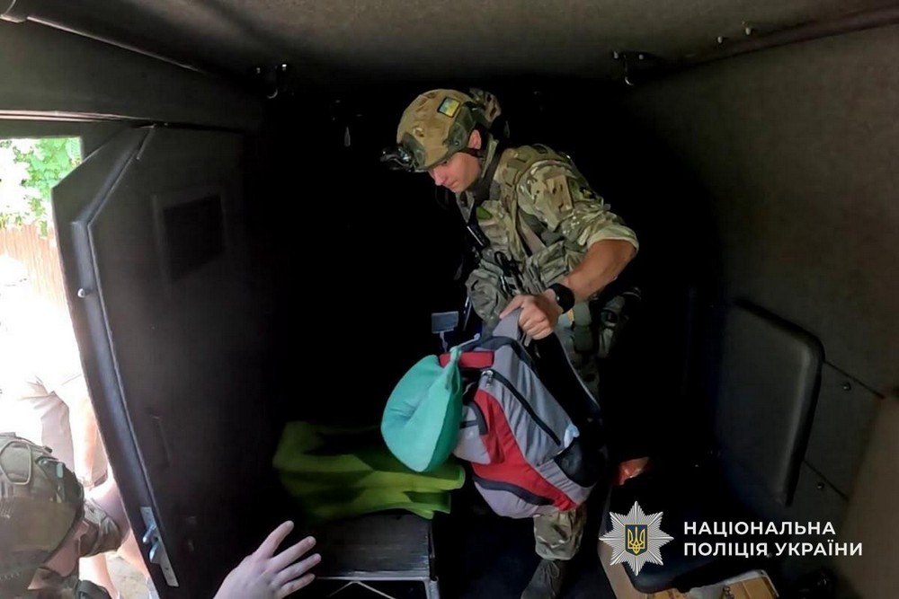 З Нікополя і Марганця евакуювали дві родини з дітьми: фото, відео З Нікополя і Марганця евакуювали дві родини з дітьми: фото, відео