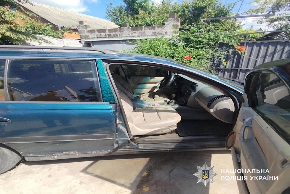 Двоє підлітків у Марганці викрали майно з чужої автівки: їх судитимуть