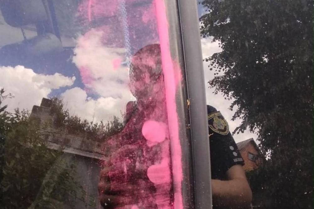 Двоє підлітків у Марганці викрали майно з чужої автівки: їх судитимуть