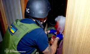 У Нікополі рятувальники евакуювали поранену жінку до лікарні, всього в області 8 постраждалих через ворожі атаки – ДСНС