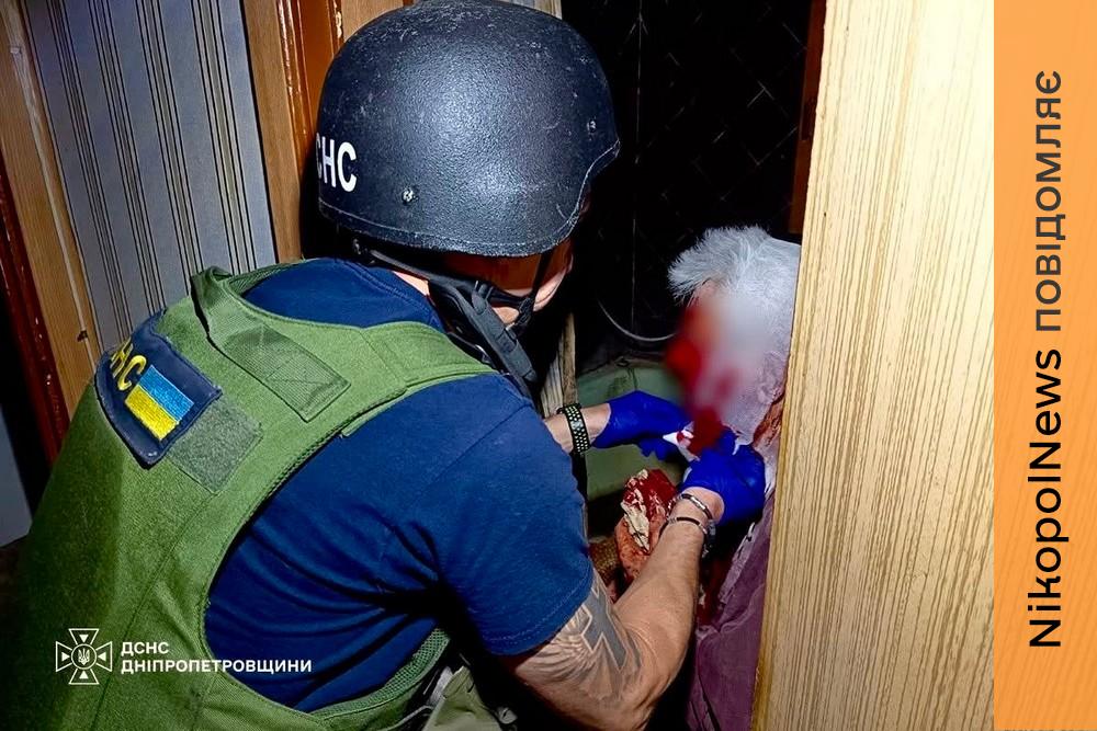 У Нікополі рятувальники евакуювали поранену жінку до лікарні, всього в області 8 постраждалих через ворожі атаки – ДСНС
