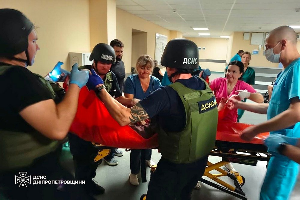 У Нікополі рятувальники евакуювали поранену жінку до лікарні, всього в області 8 постраждалих через ворожі атаки – ДСНС (фото) У Нікополі рятувальники евакуювали поранену жінку до лікарні, всього в області 8 постраждалих через ворожі атаки – ДСНС (фото)