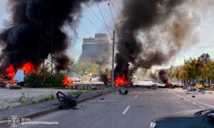 Вогонь охопив 12 автівок: смертельний удар по Дніпру прокоментували у ДСНС і показали фото