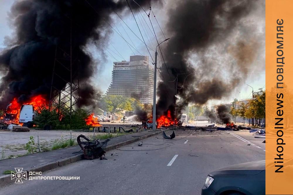 Вогонь охопив 12 автівок: смертельний удар по Дніпру прокоментували у ДСНС і показали фото