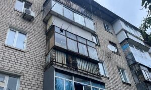 «Інтернет зник повністю»: у Нікополі мешканці пошкодженої багатоповерхівки розповіли про наслідки удару