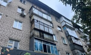 Ворог атакував Нікополь і Марганець FPV-дронами: пошкоджено багатоквартирний будинок