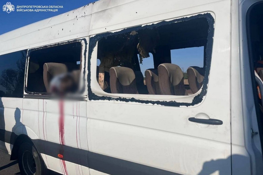 Ворог вдарив по рейсовому автобусу на Нікопольщині: багато загиблих і поранених (фото)
