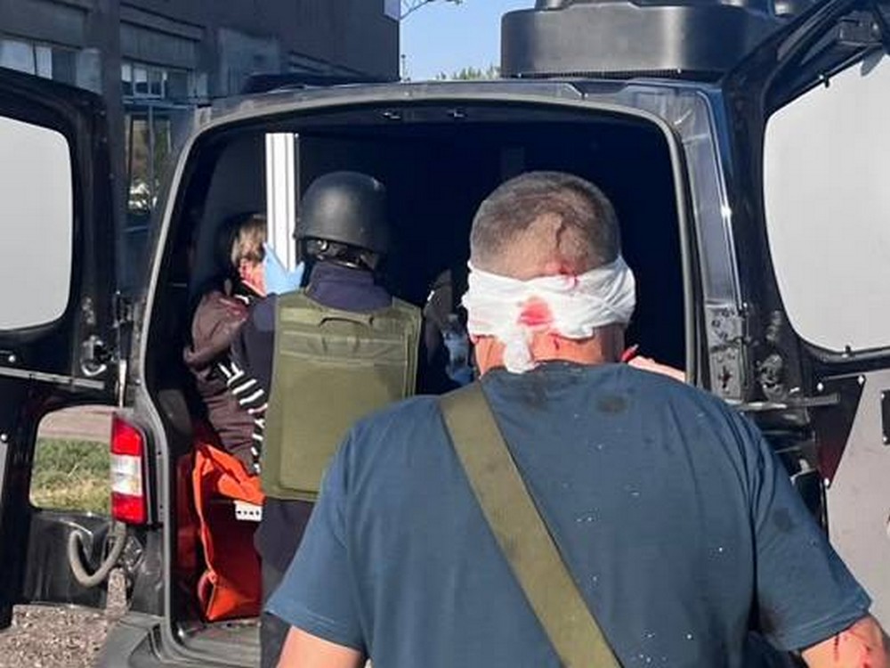 Ворог вдарив по рейсовому автобусу на Нікопольщині: багато загиблих і поранених (фото)