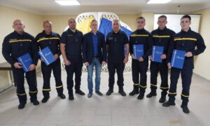 Працюють під загрозою повторних ударів: у Нікополі відзначили рятувальників (фото)