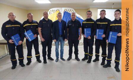Працюють під загрозою повторних ударів: у Нікополі відзначили рятувальників (фото)