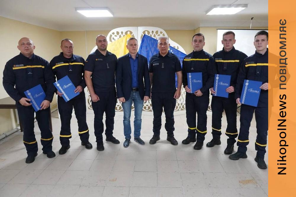 Працюють під загрозою повторних ударів: у Нікополі відзначили рятувальників (фото)