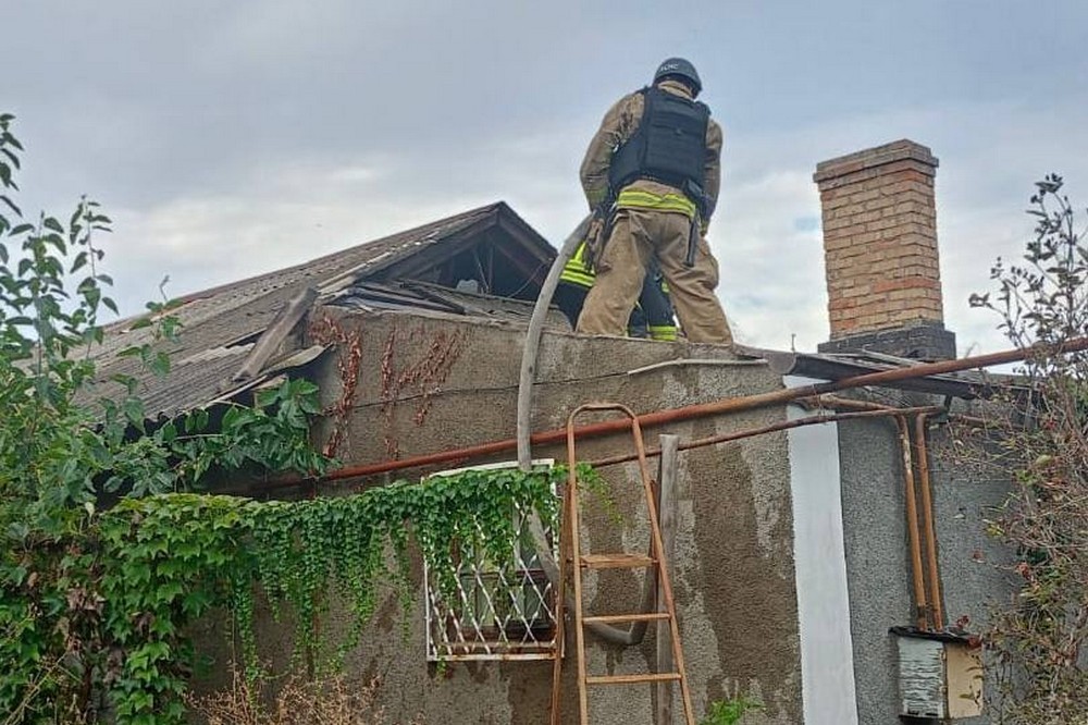 У Нікополі вбито людину, понівечено магазини, дитячий садочок, підприємства в районі і області (фото) У Нікополі вбито людину, понівечено магазини, дитячий садочок, підприємства в районі і області (фото)