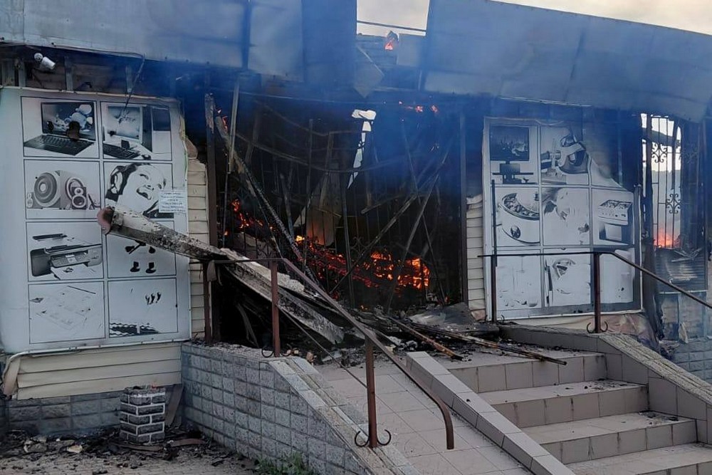 У Нікополі вбито людину, понівечено магазини, дитячий садочок, підприємства в районі і області (фото) У Нікополі вбито людину, понівечено магазини, дитячий садочок, підприємства в районі і області (фото)