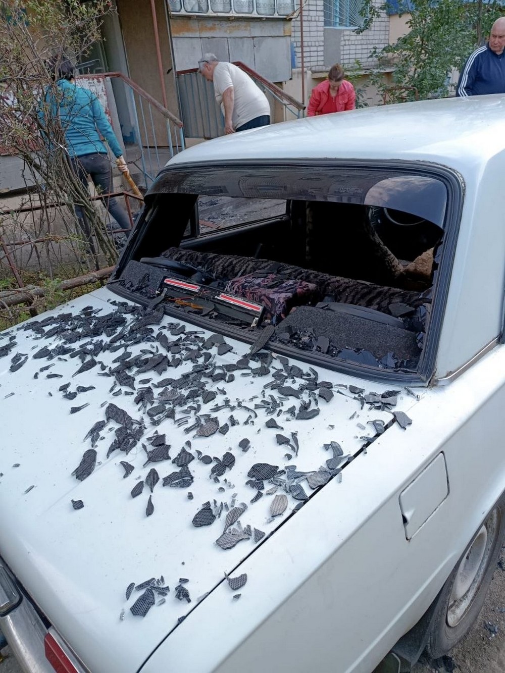 У Нікополі троє поранених, побито магазини і автівки, в районі пошкоджено сільгосппідприємство, під ударом ворога також була Синельниіквщина (фото) У Нікополі троє поранених, побито магазини і автівки, в районі пошкоджено сільгосппідприємство, під ударом ворога також була Синельниіквщина (фото)