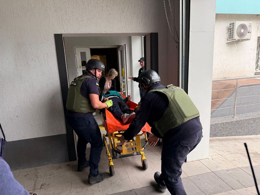 У Нікополі троє поранених, побито магазини і автівки, в районі пошкоджено сільгосппідприємство, під ударом ворога також була Синельниіквщина (фото) У Нікополі троє поранених, побито магазини і автівки, в районі пошкоджено сільгосппідприємство, під ударом ворога також була Синельниіквщина (фото)