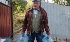 Понад 1,4 тисячі пляшок води отримали жителі Марганецької громади від міжнародних організацій (фото)