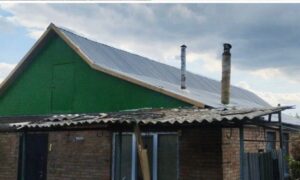 У Нікополі продовжують відновлювати оселі, пошкоджені обстрілами: роботи тривають на десятках об’єктів (фото)