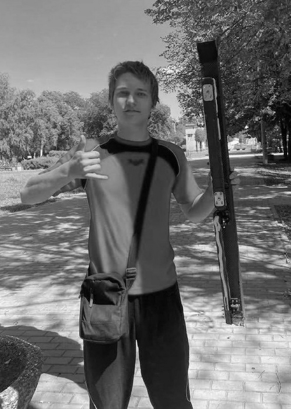 На Дніпропетровщині у Синельниковому сьогодні День жалоби. Внаслідок вчорашнього удару по логістичній компанії загинули троє людей. Серед них – двоє підлітків.