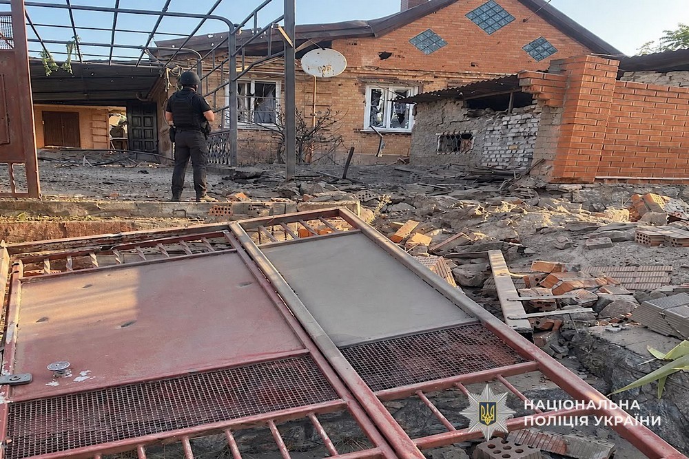 Троє поранених у Нікополі, вбиті і багато постраждалих в області – подробиці про обстріли Дніпропетровщини від поліції (фото) Троє поранених у Нікополі, вбиті і багато постраждалих в області – подробиці про обстріли Дніпропетровщини від поліції (фото)