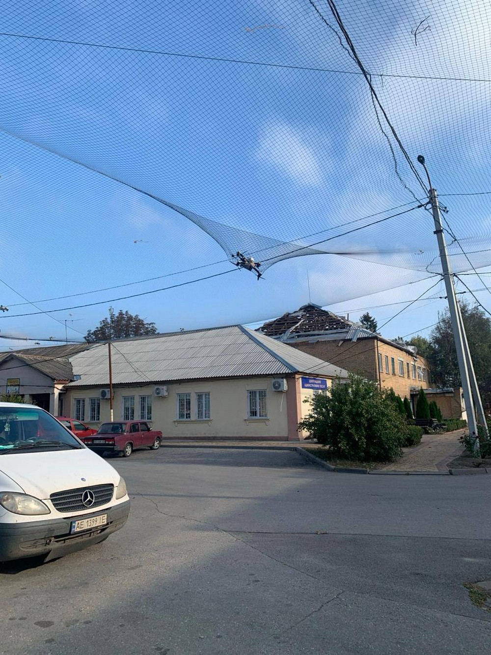 Зафіксовано зависання FPV-дронів у сітках в Червоногригорівській громаді: мешканців просять не наближатися (фото) Зафіксовано зависання FPV-дронів у сітках в Червоногригорівській громаді: мешканців просять не наближатися (фото)
